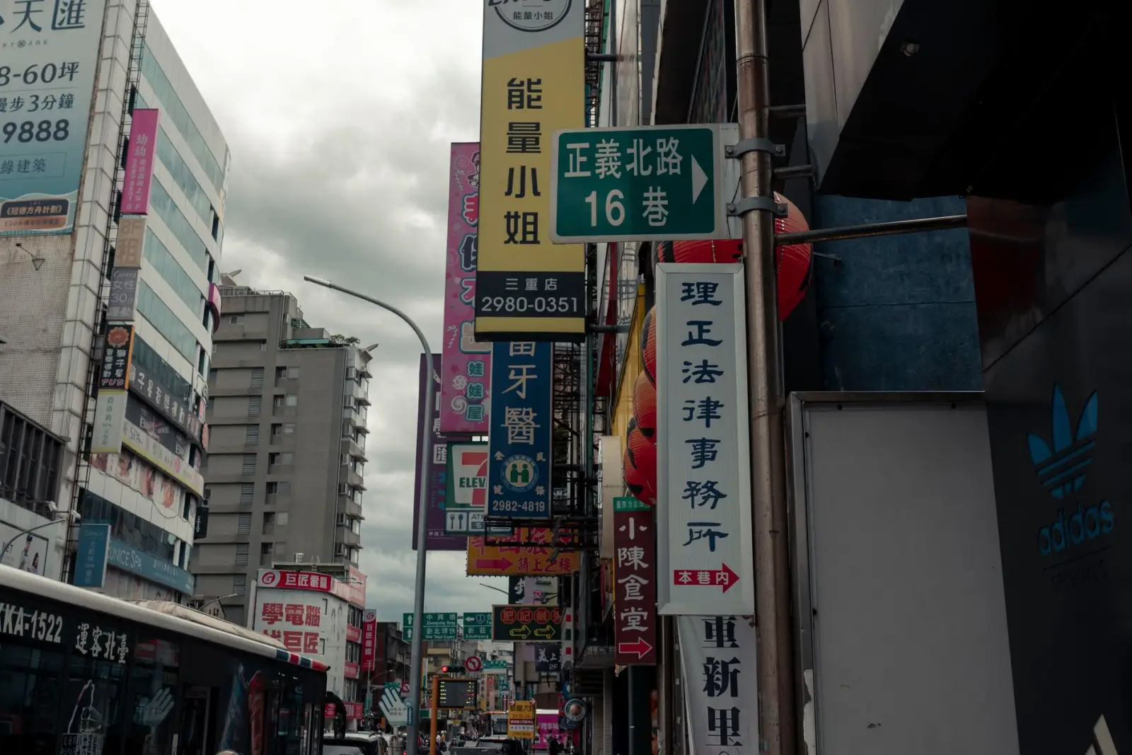 铝合金门窗与塑钢门窗在住宅项目中的应用优势对比分析