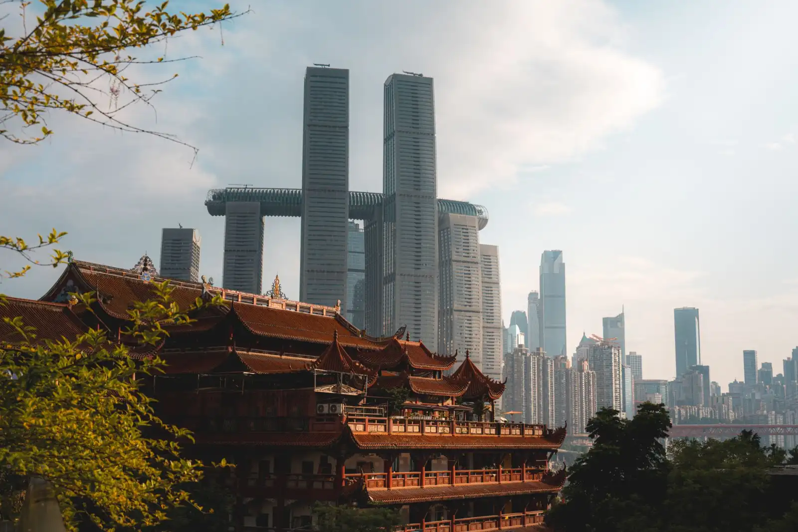 重庆幕墙工程选材要点：玻璃幕墙与铝单板幕墙的性能对比分析