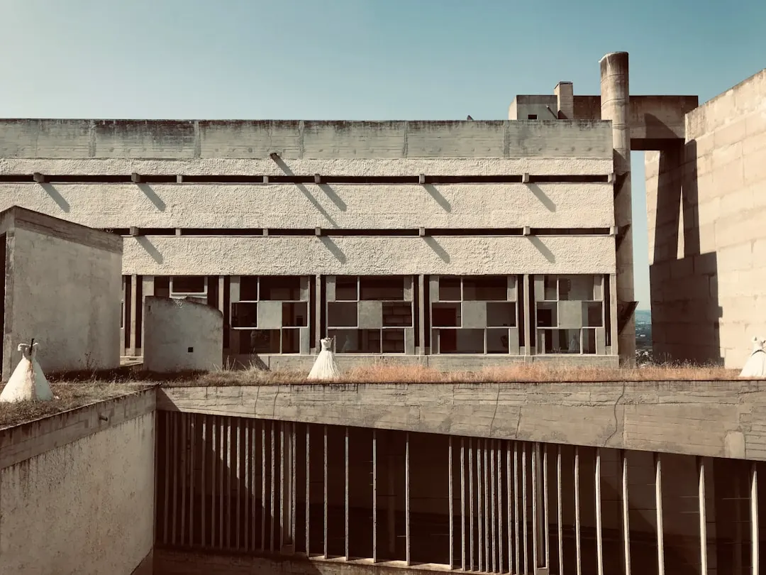 铝合金门窗与塑钢门窗性能对比及重庆地区选型指南