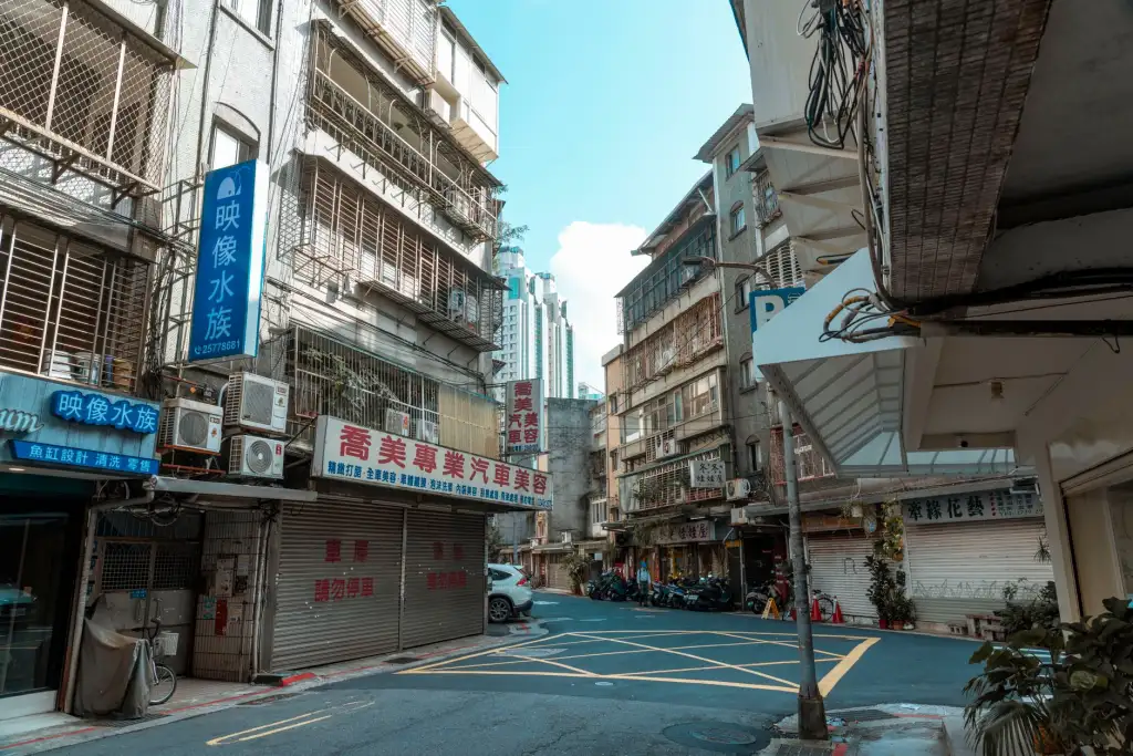 铝合金门窗与塑钢门窗性能对比：选材指南及适用场景分析