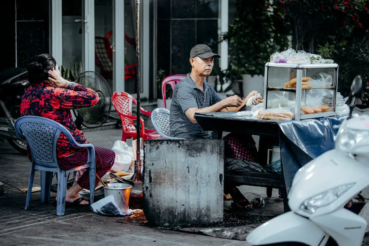重庆高层建筑玻璃幕墙安装技术要点与安全控制措施