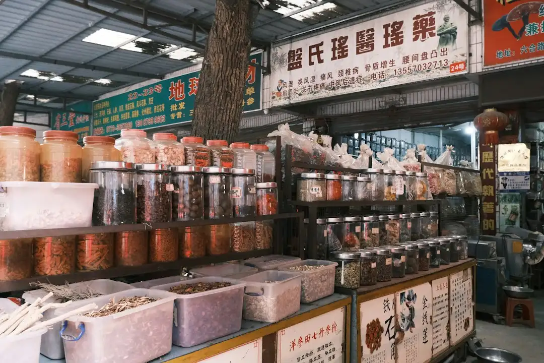 重庆高层建筑玻璃幕墙工程的抗风压设计与施工要点解析